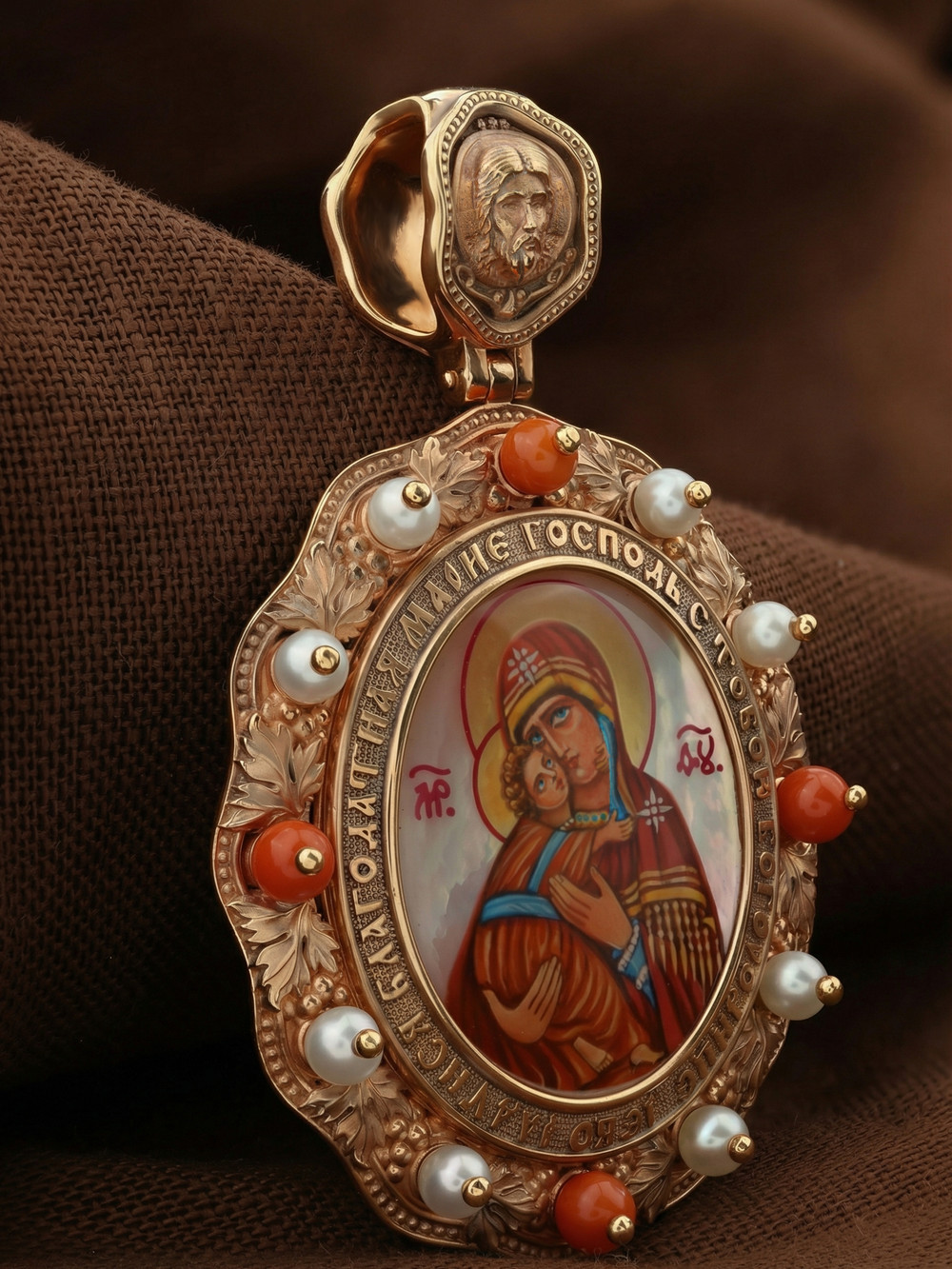 Образок из золота c эмаль , жемчугом, кораллом и перламутром