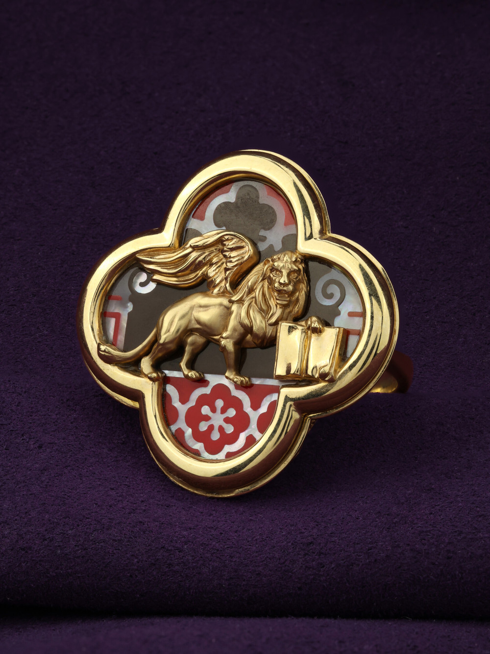 Кольцо из лимонного золота c эмалью и перламутром