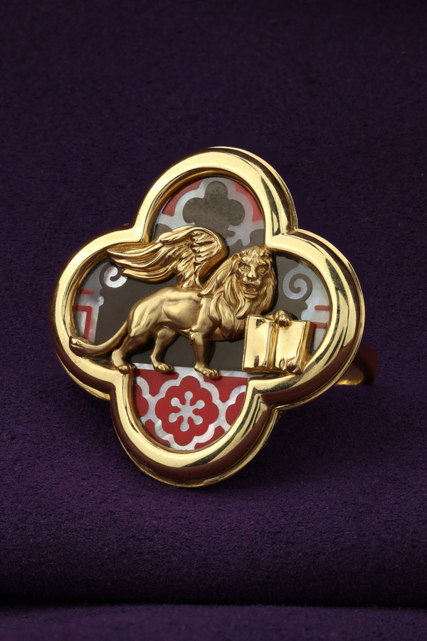 Кольцо из лимонного золота c эмаль и перламутром