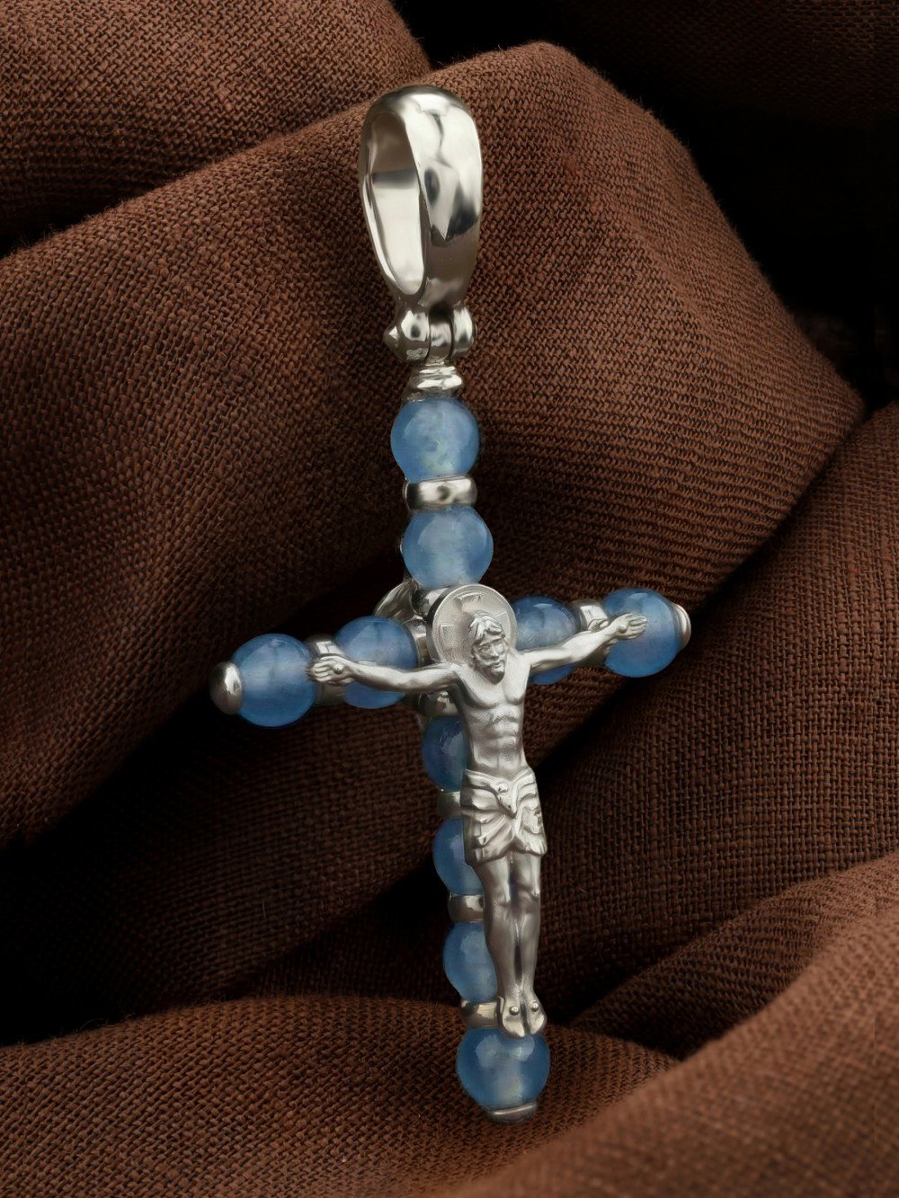 Крест из белого золота c жадеитом