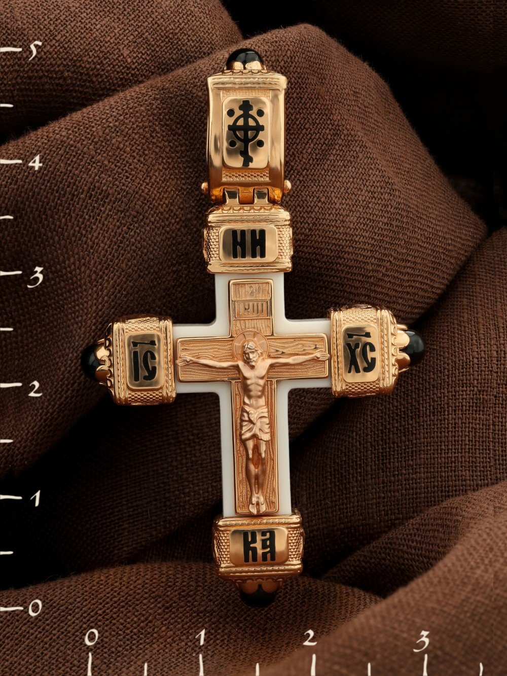 Крест из золота c эмаль , ониксом и бивнем мамонта