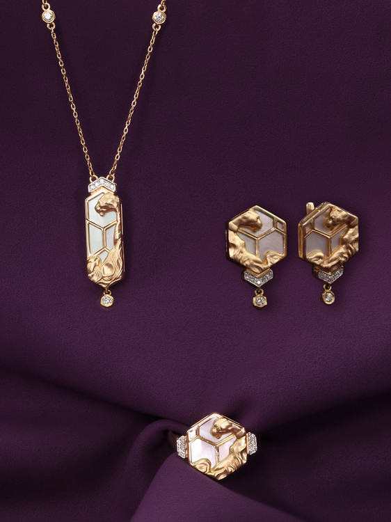 Кольцо из золота c бриллиантами и перламутром