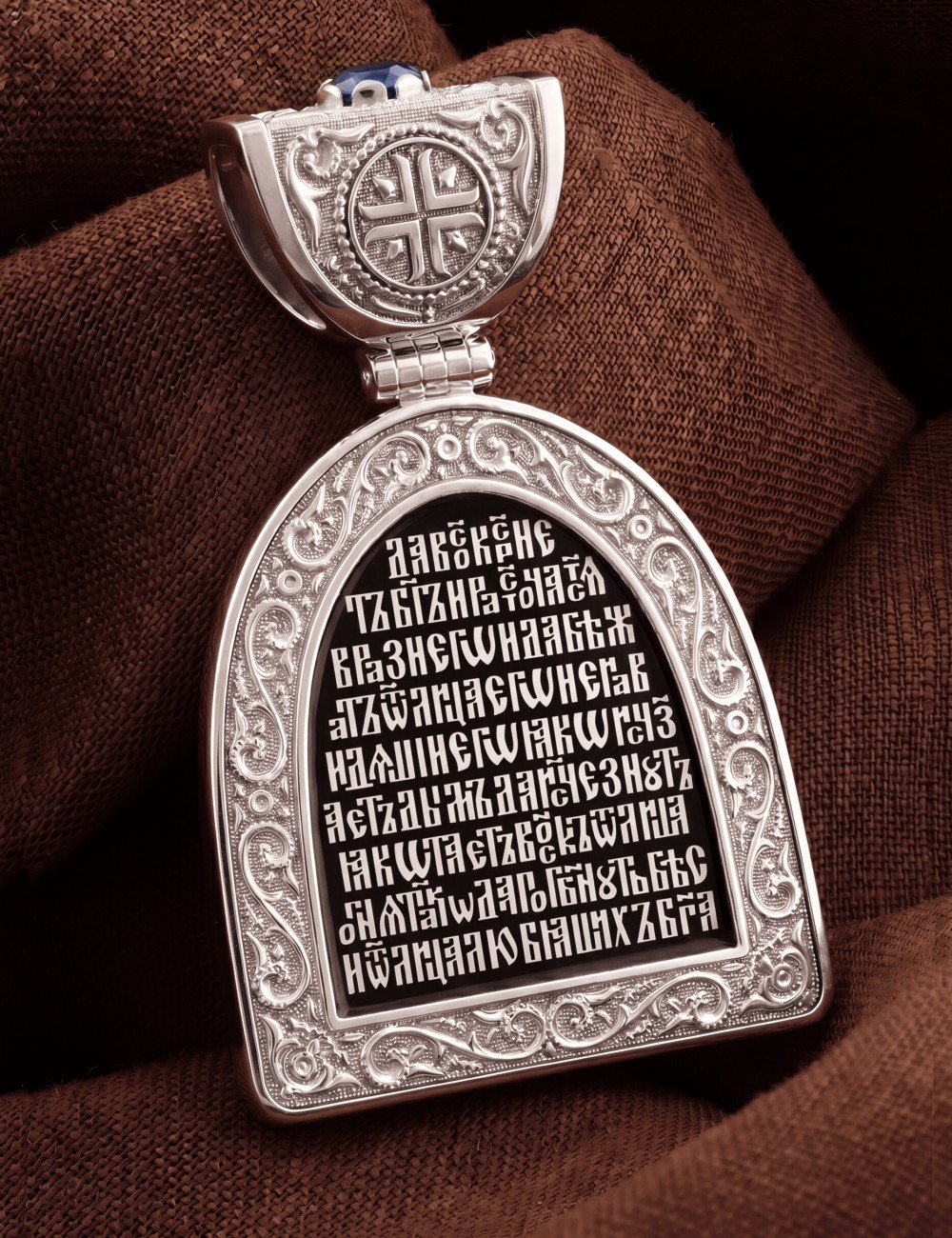 Образок из белого золота c эмалью и сапфиром