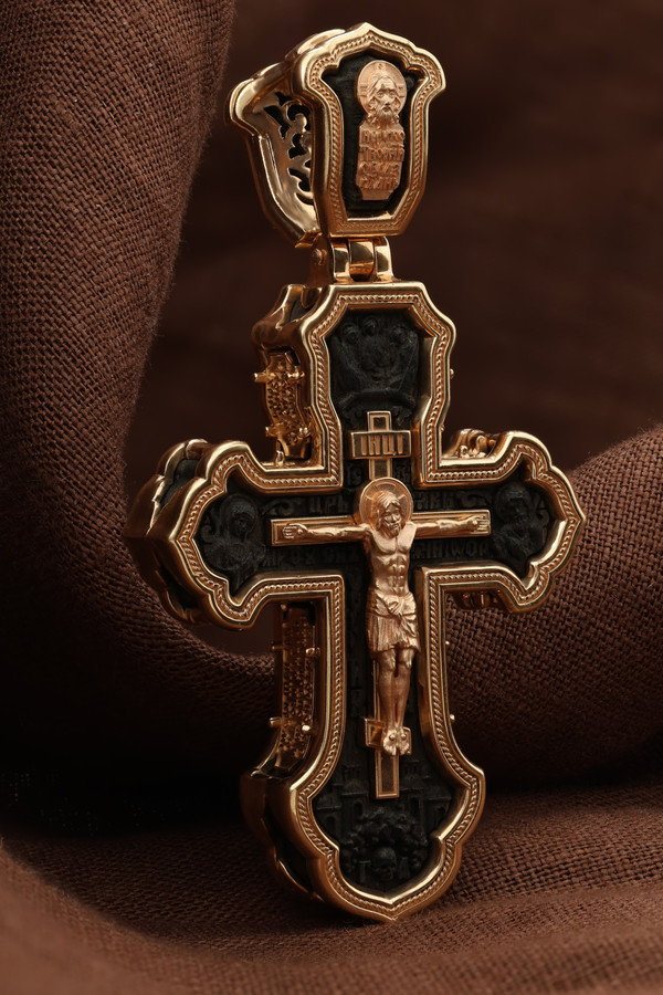 Крест из золота c эбеновым деревом