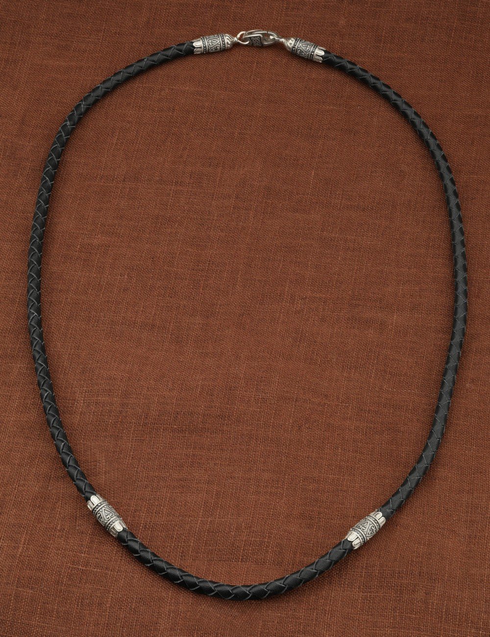 Гайтан из белого золота c кожаным шнурком