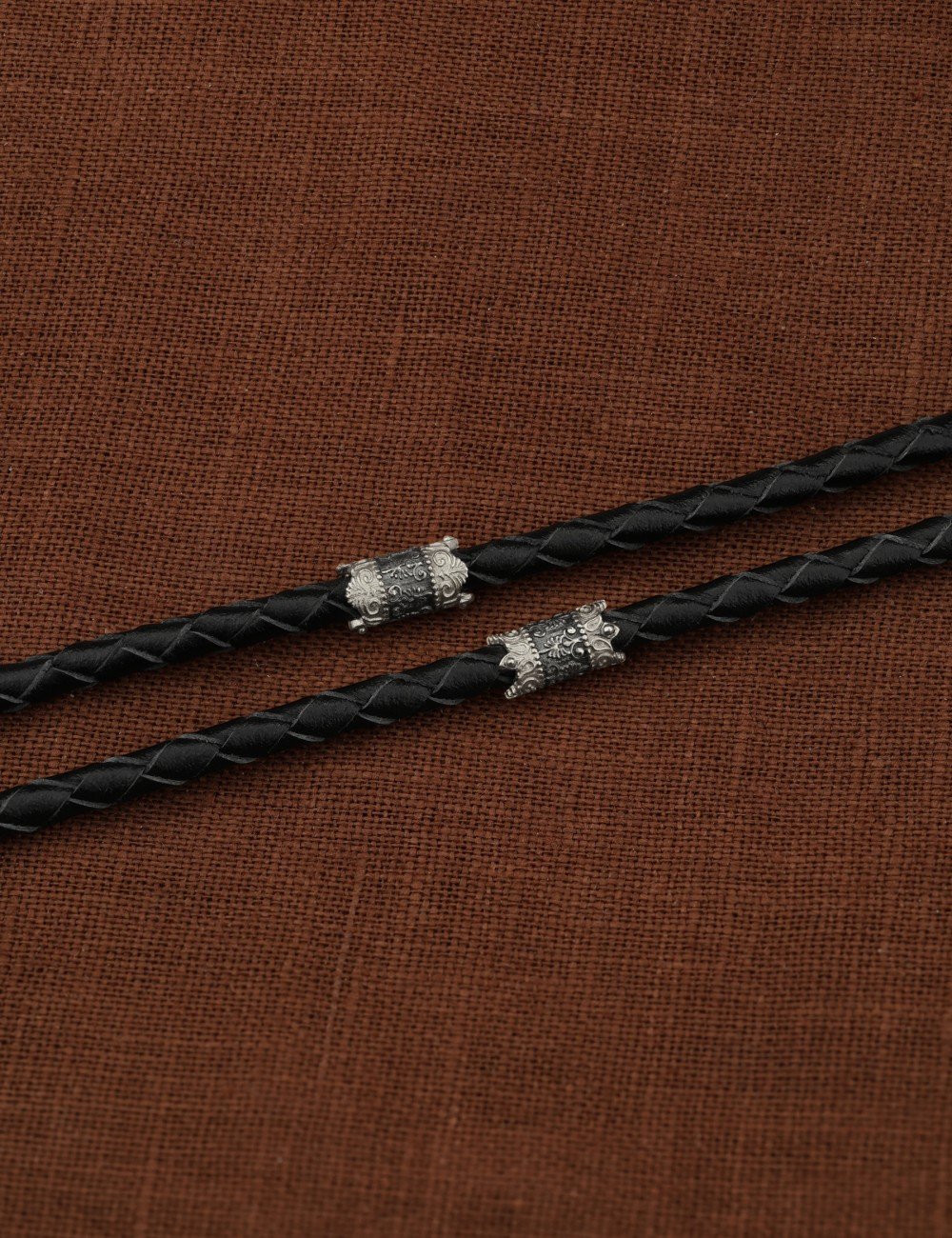 Гайтан из белого золота c кожаным шнурком