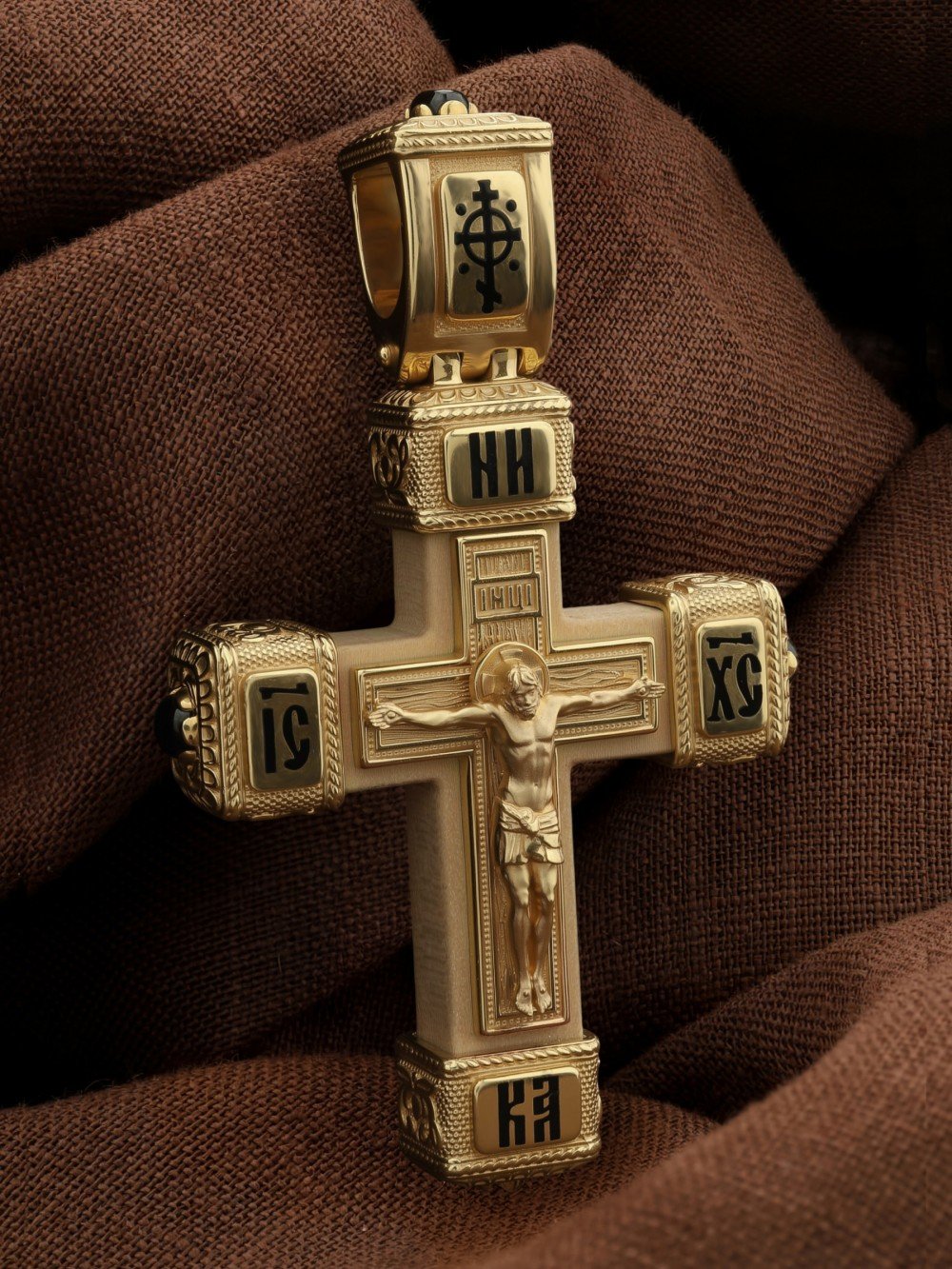 Крест из лимонного золота c эмаль , ониксом и деревом груши