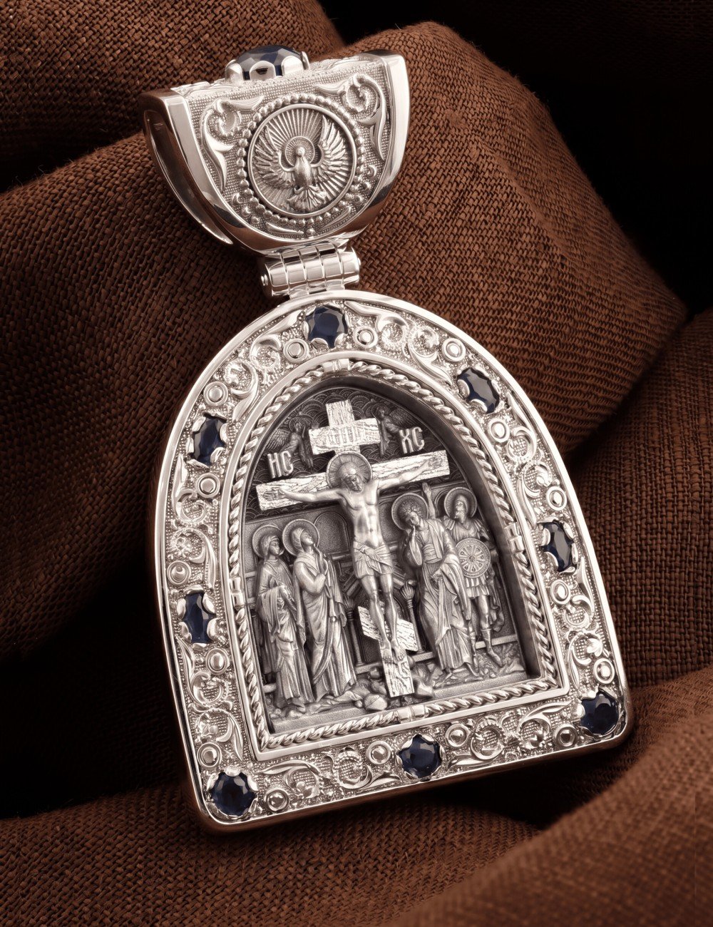 Образок из белого золота c эмалью и сапфиром