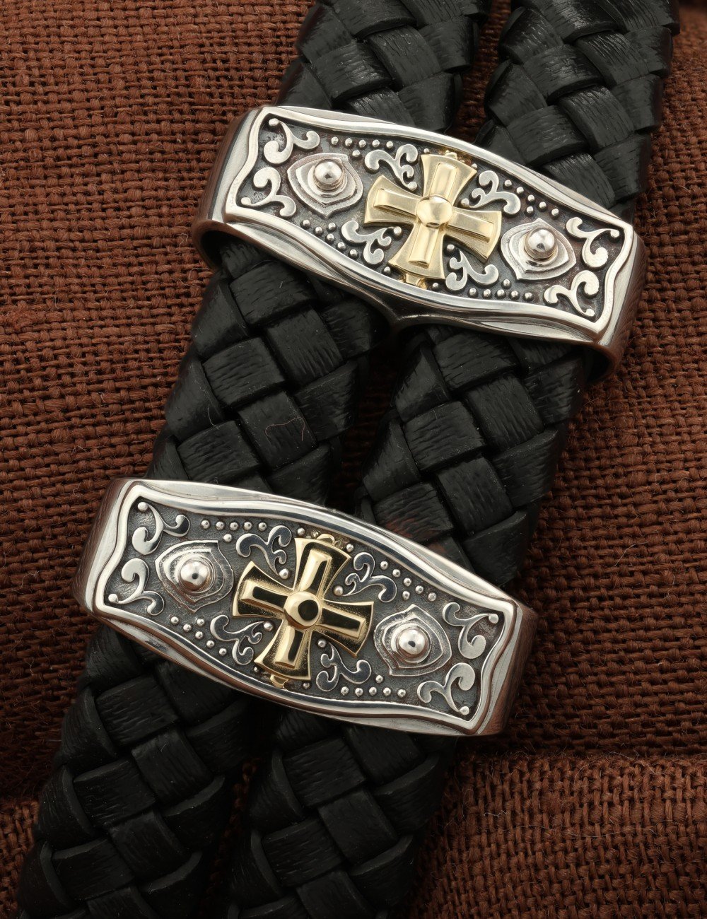 Браслет из серебра 925 пробы и золота 585 пробы c кожаным шнурком