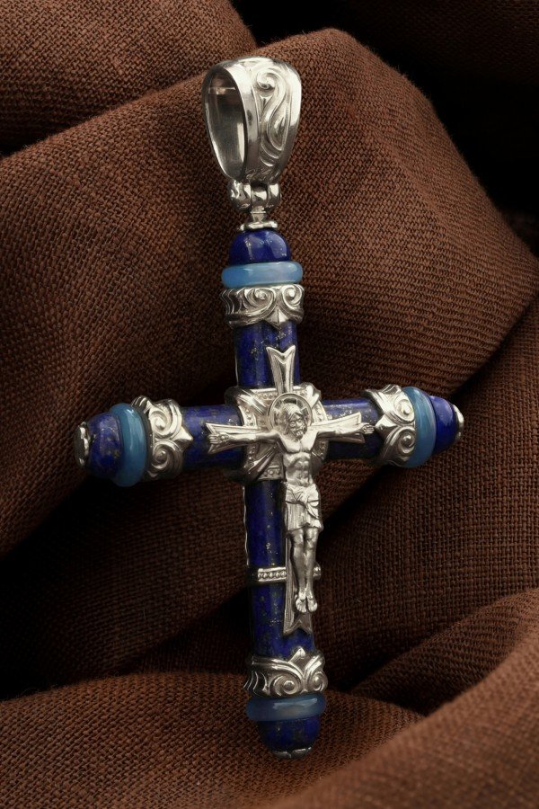Крест из белого золота c агатом и лазуритом