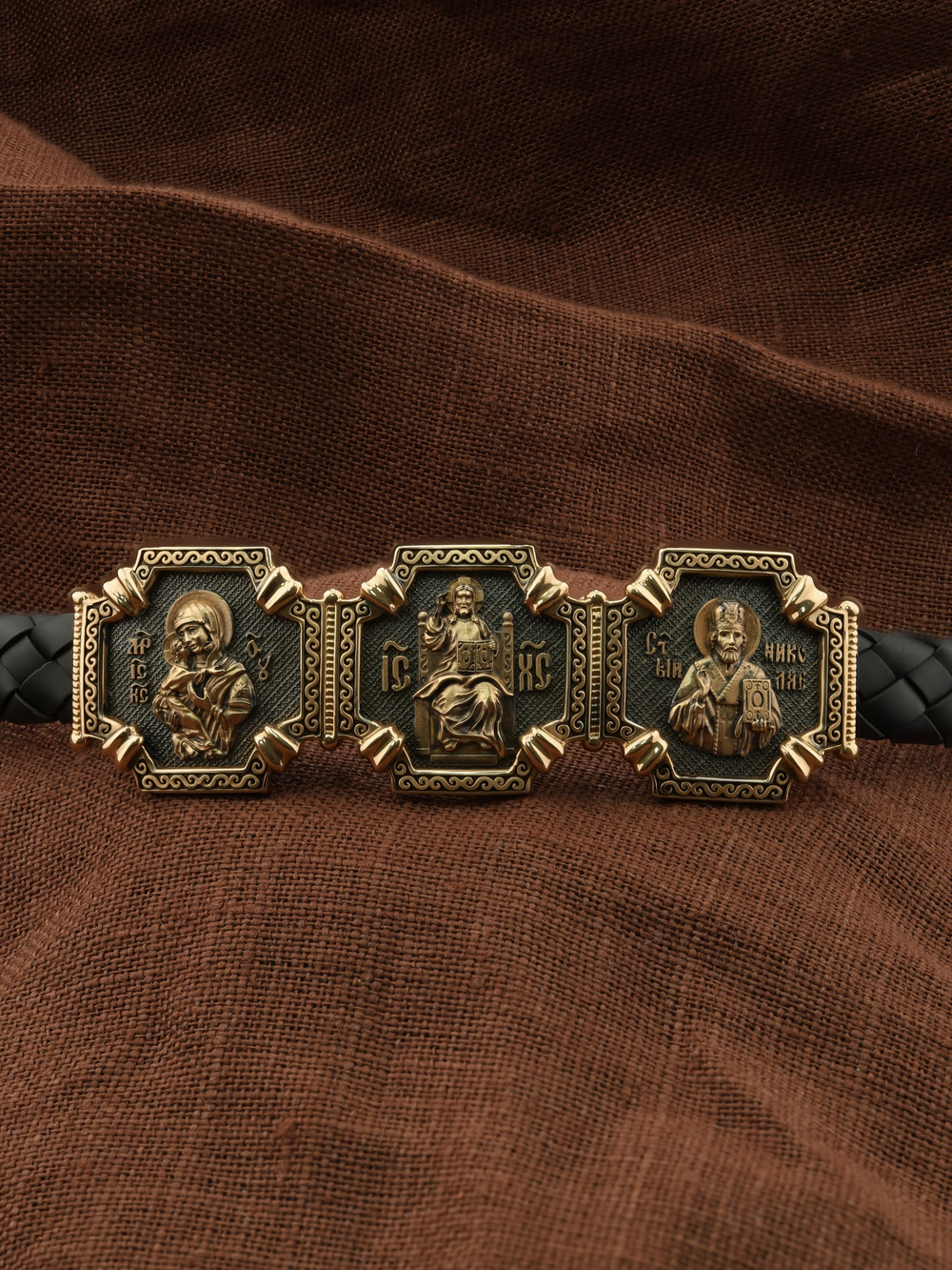 Браслет из золота c шнурком