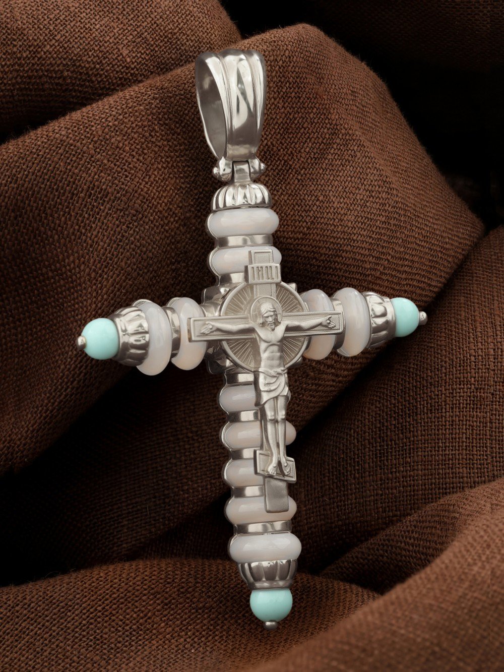 Крест из белого золота c бирюзой и кахолонгом