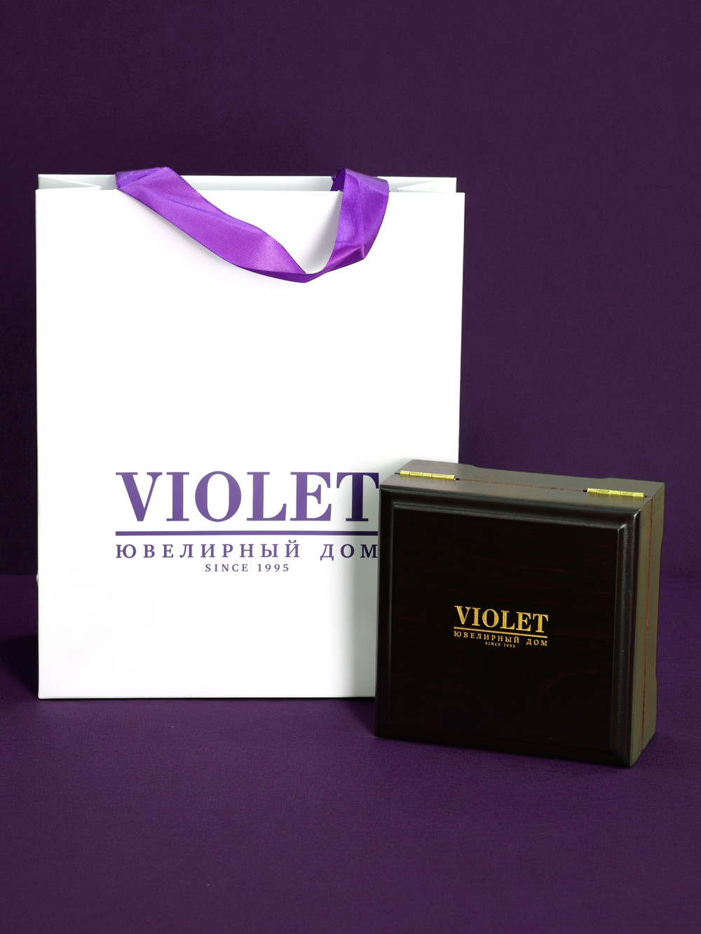 Серьги из лимонного золота c бриллиантами и изумрудом