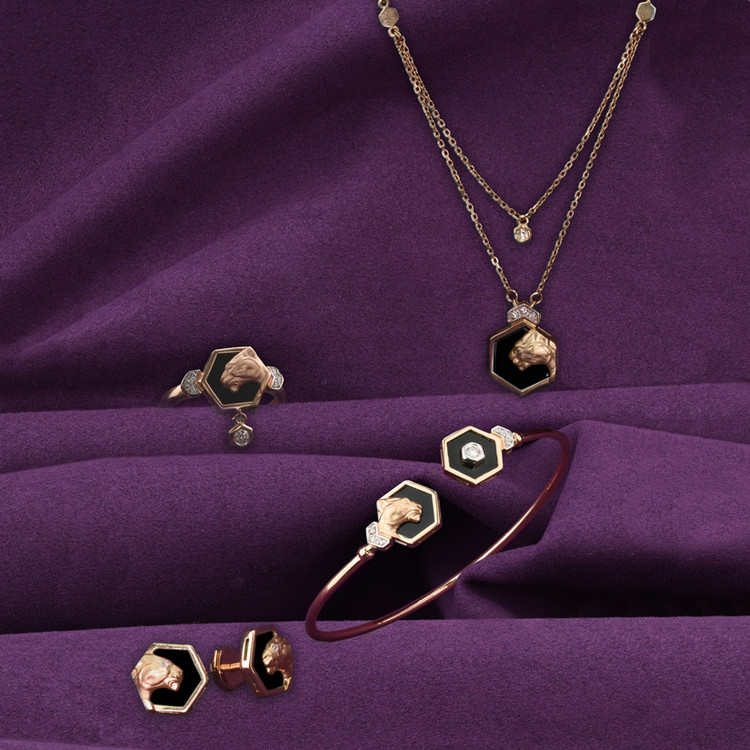 Кольцо из золота c бриллиантами и ониксом