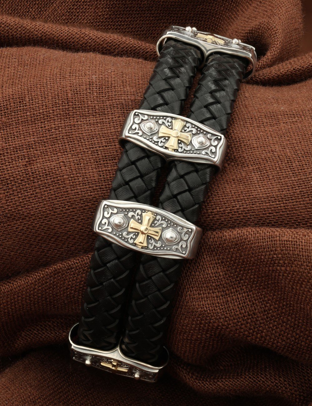 Браслет из серебра 925 пробы и золота 585 пробы c кожаным шнурком