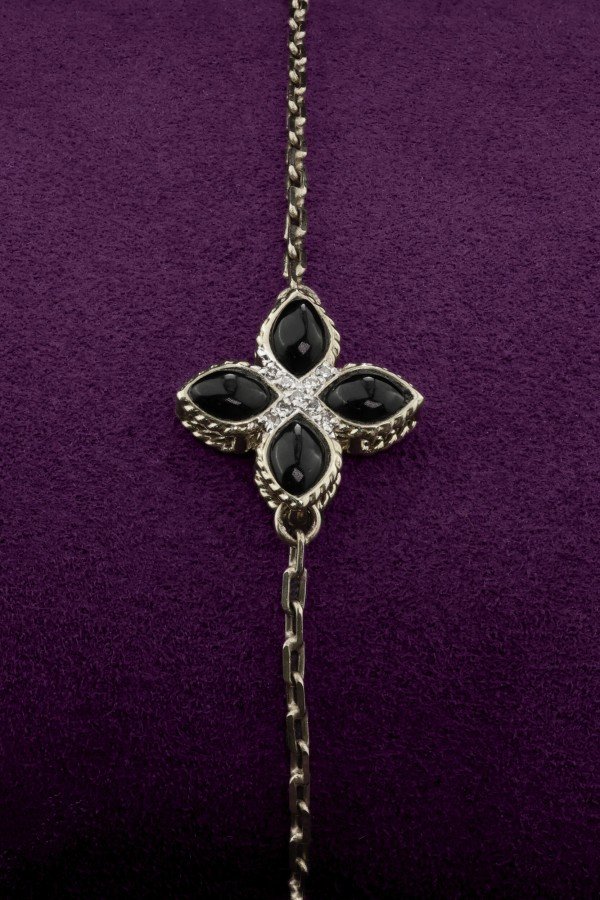 Браслет из белого золота c бриллиантами и ониксом