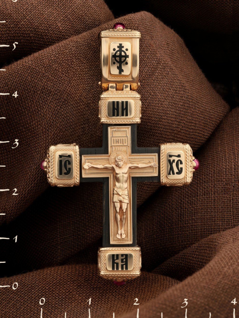 Крест из золота c эмаль , рубином и эбеновым деревом