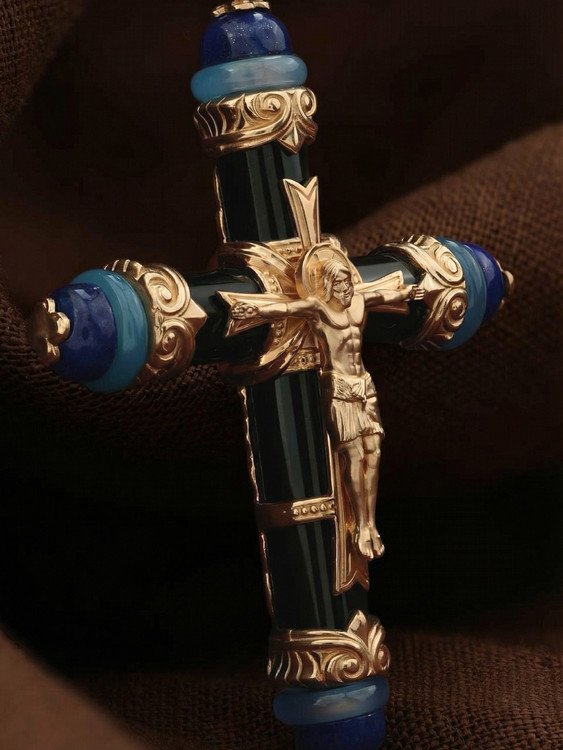 Крест из золота c ониксом, агатом и лазуритом