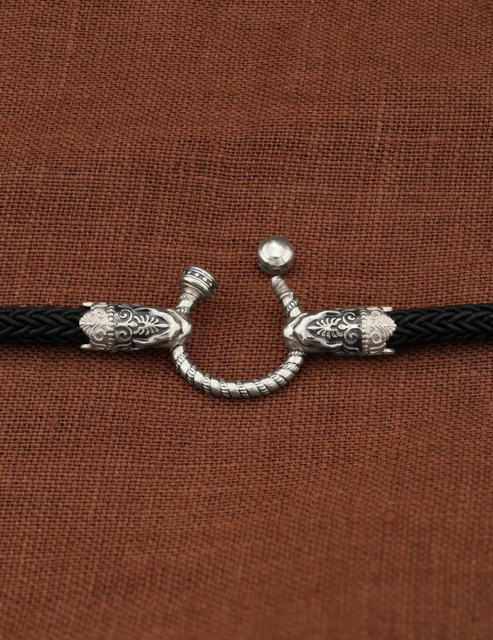 Шнурок шёлковый из белого золота c шёлковым шнурком