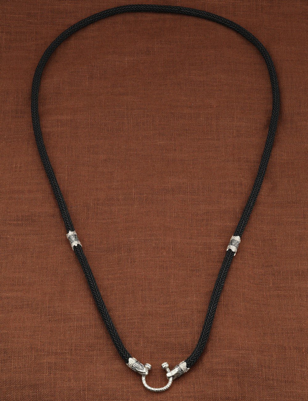 Шнурок шёлковый из белого золота c шёлковым шнурком