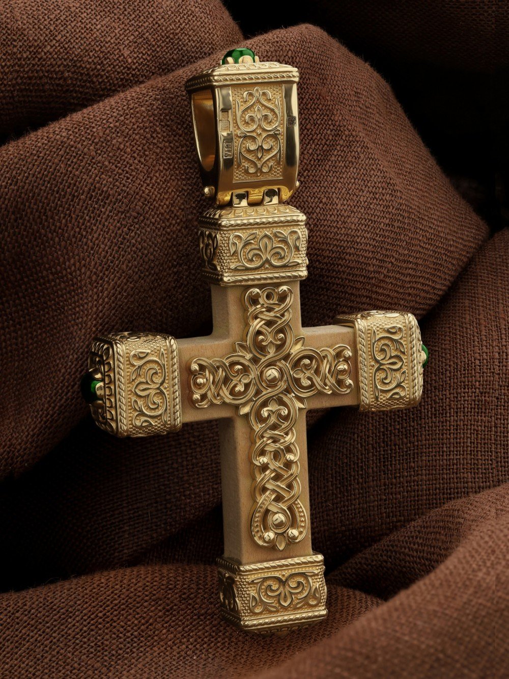 Крест из лимонного золота c эмаль , хризопразом и деревом груши