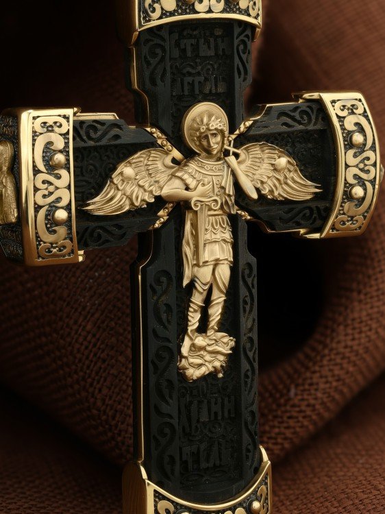 Крест из лимонного золота c эбеновым деревом