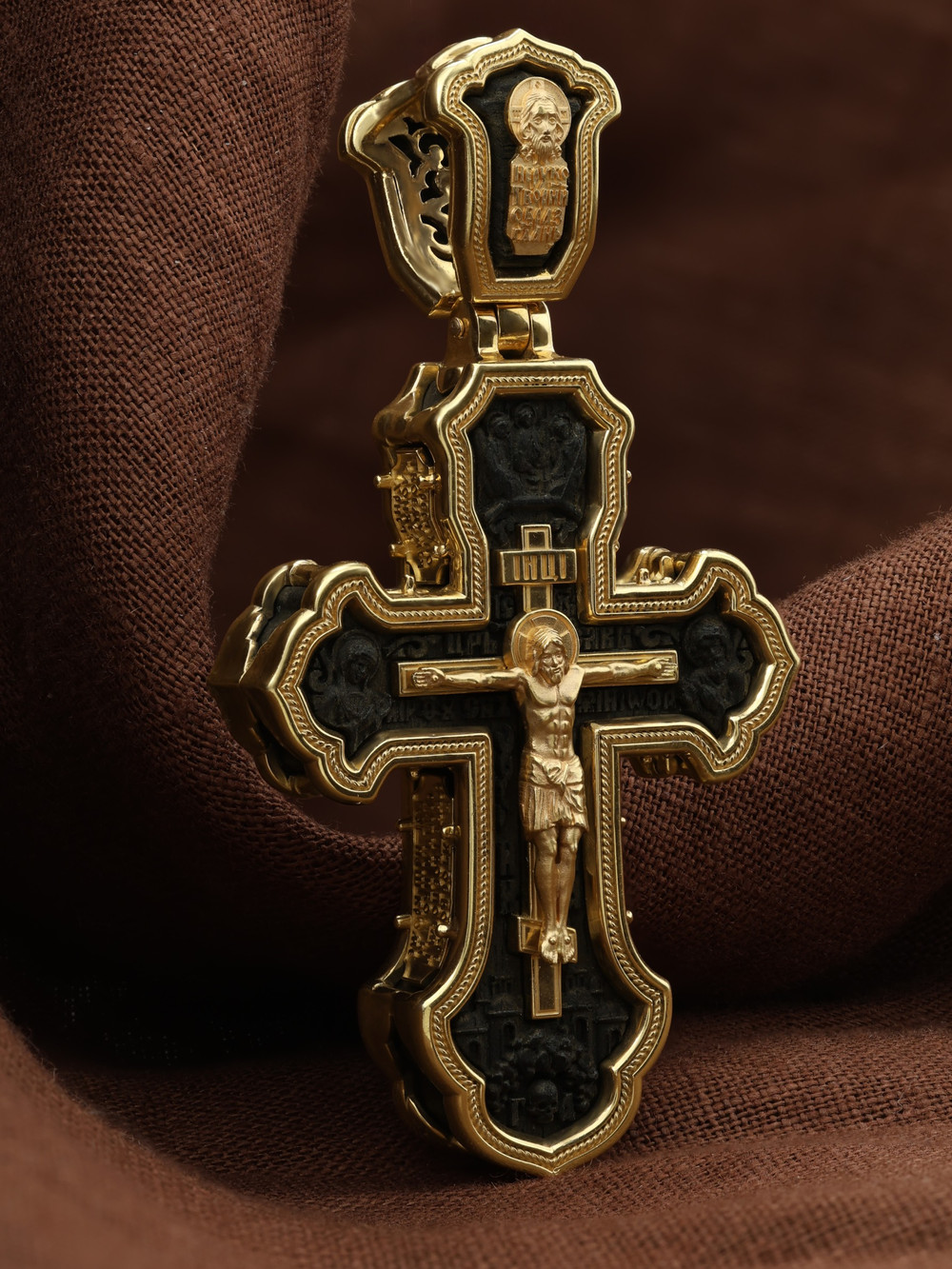 Крест из лимонного золота c эбеновым деревом