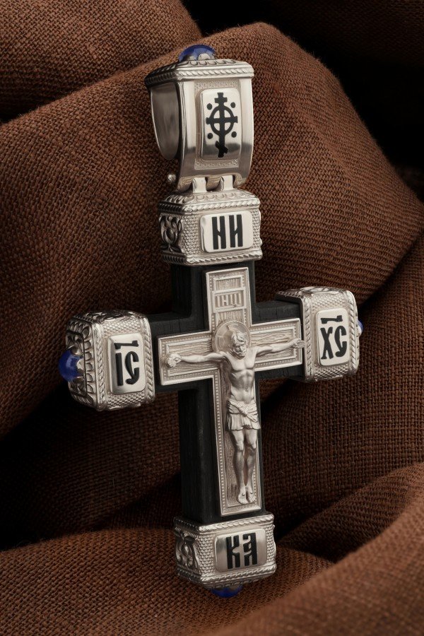 Крест из белого золота 585 пробы c эмалью, сапфиром и эбеновым деревом