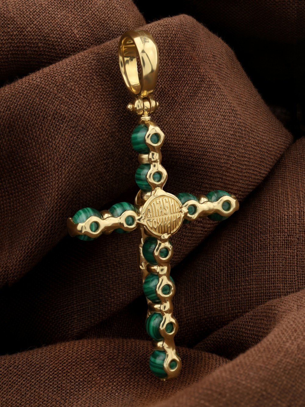 Крест из лимонного золота c малахитом