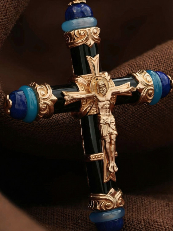 Крест из золота c ониксом, агатом и лазуритом