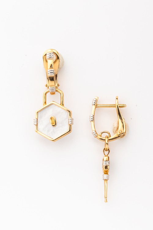 Серьги из золота c ониксом и перламутром