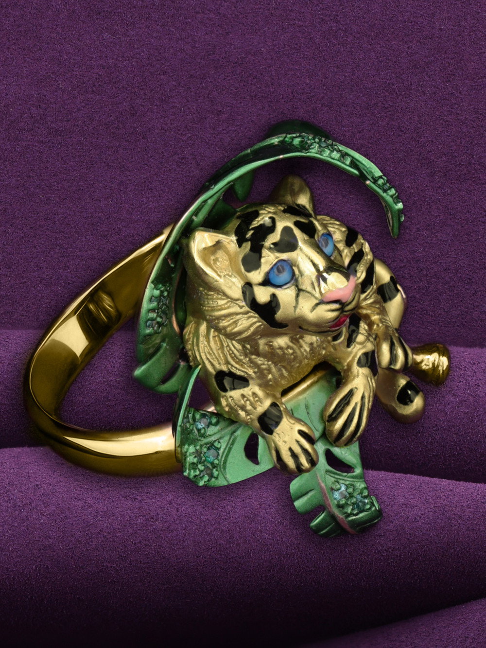 Кольцо из лимонного золота c эмалью и изумрудом