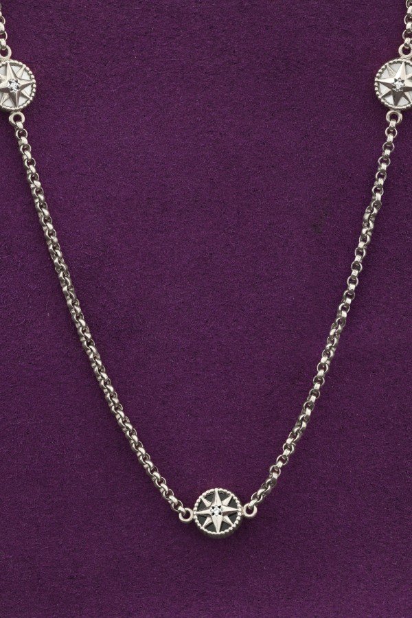 Колье из белого золота c бриллиантами, ониксом и перламутром