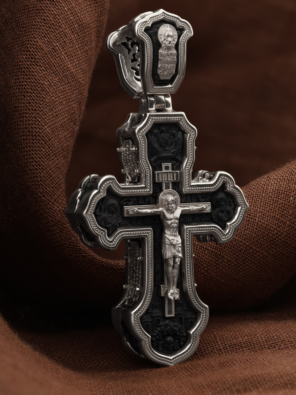 Крест из белого золота c эбеновым деревом