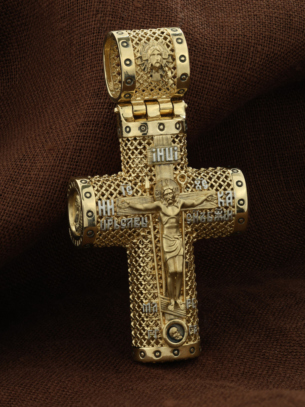 Крест из лимонного золота