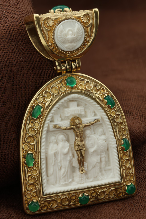 Образок из лимонного золота c эмаль , хризопразом и бивнем мамонта