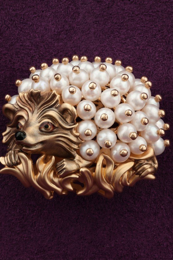 Брошь из золота c эмалью и жемчугом