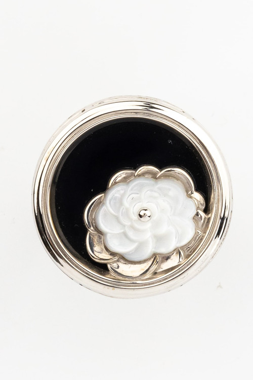 Кольцо из белого золота c ониксом и перламутром