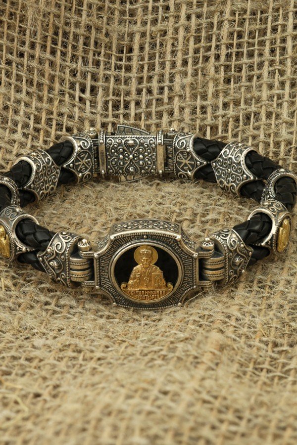 Браслет из серебра и золота c кожаным шнурком и ониксом