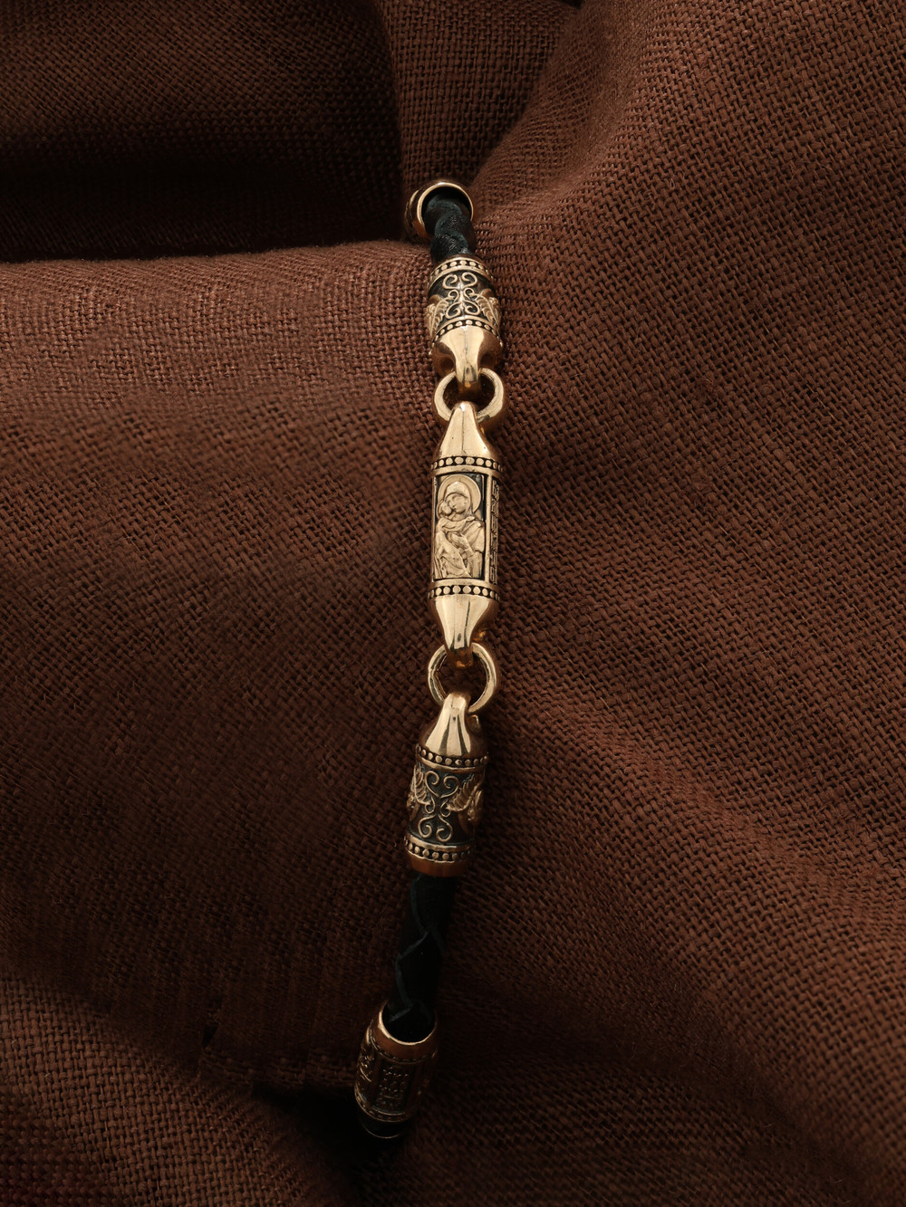 Браслет из золота c кожаным шнурком