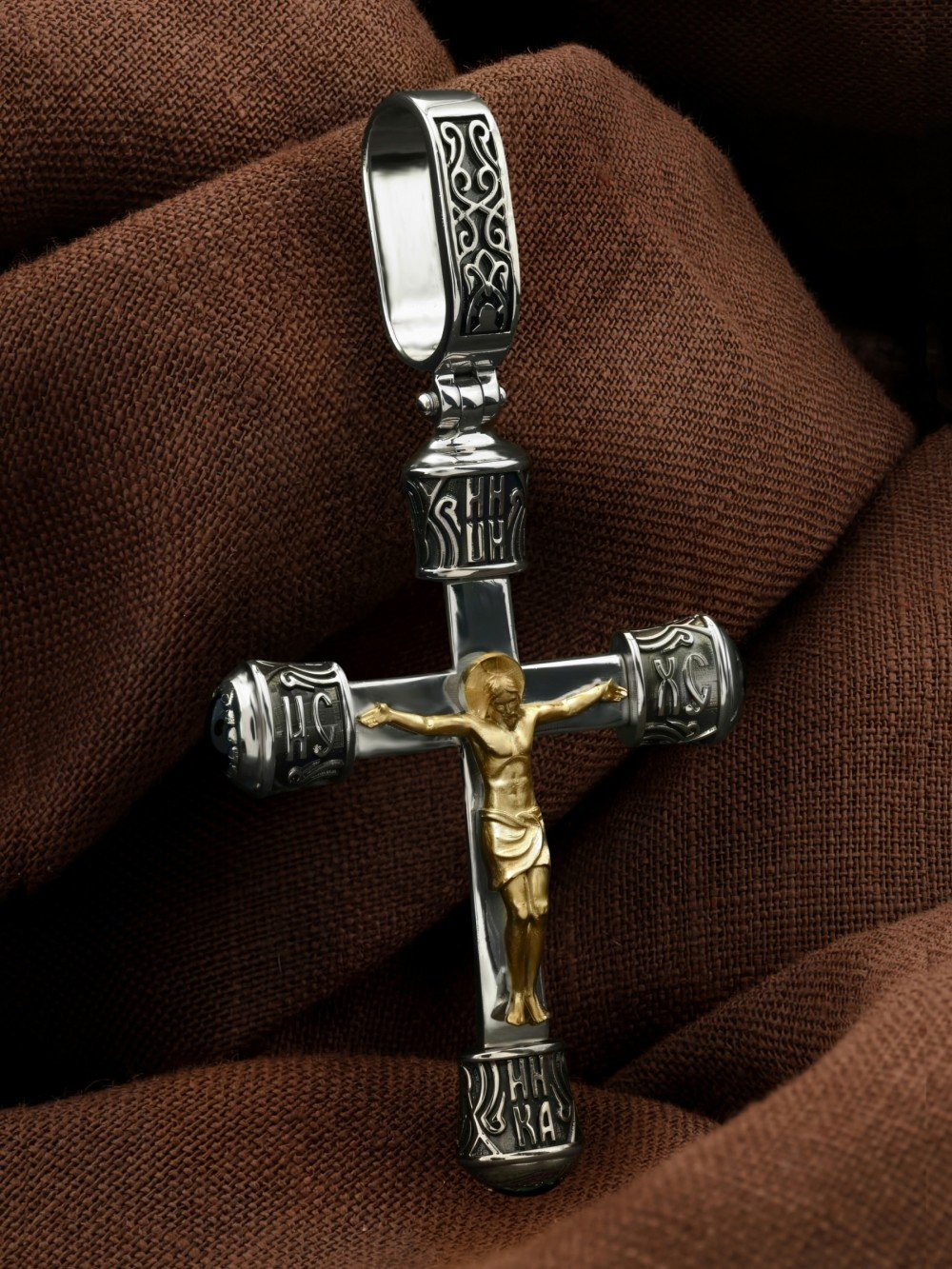 Крест из белого золота c ониксом