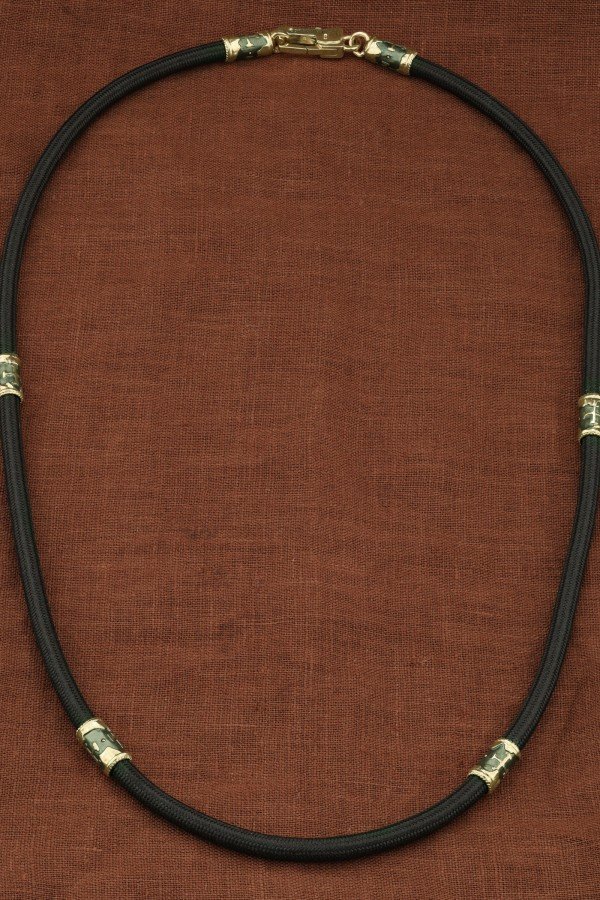 Шнурок шёлковый из зелёного золота c шёлковым шнурком