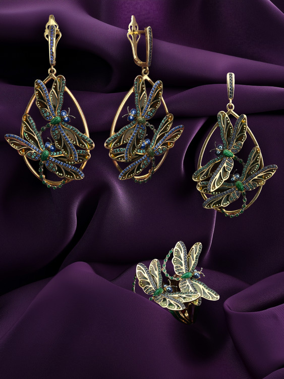 Подвеска из лимонного золота c сапфиром, изумрудом и эмалью