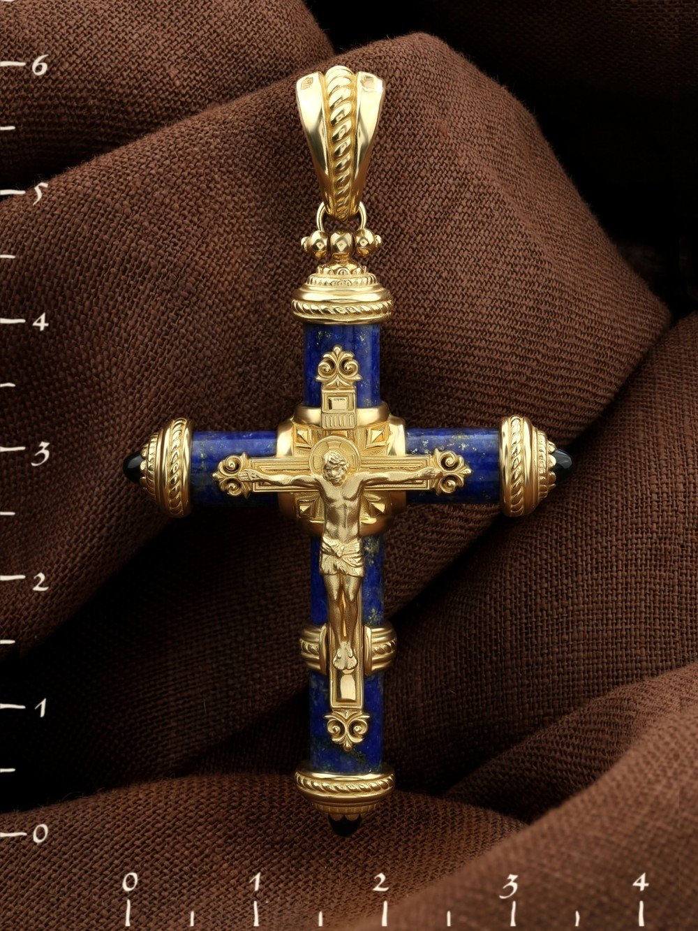 Крест из лимонного золота c ониксом и лазуритом