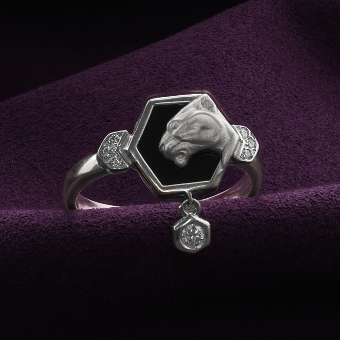 Кольцо из белого золота c бриллиантами и ониксом