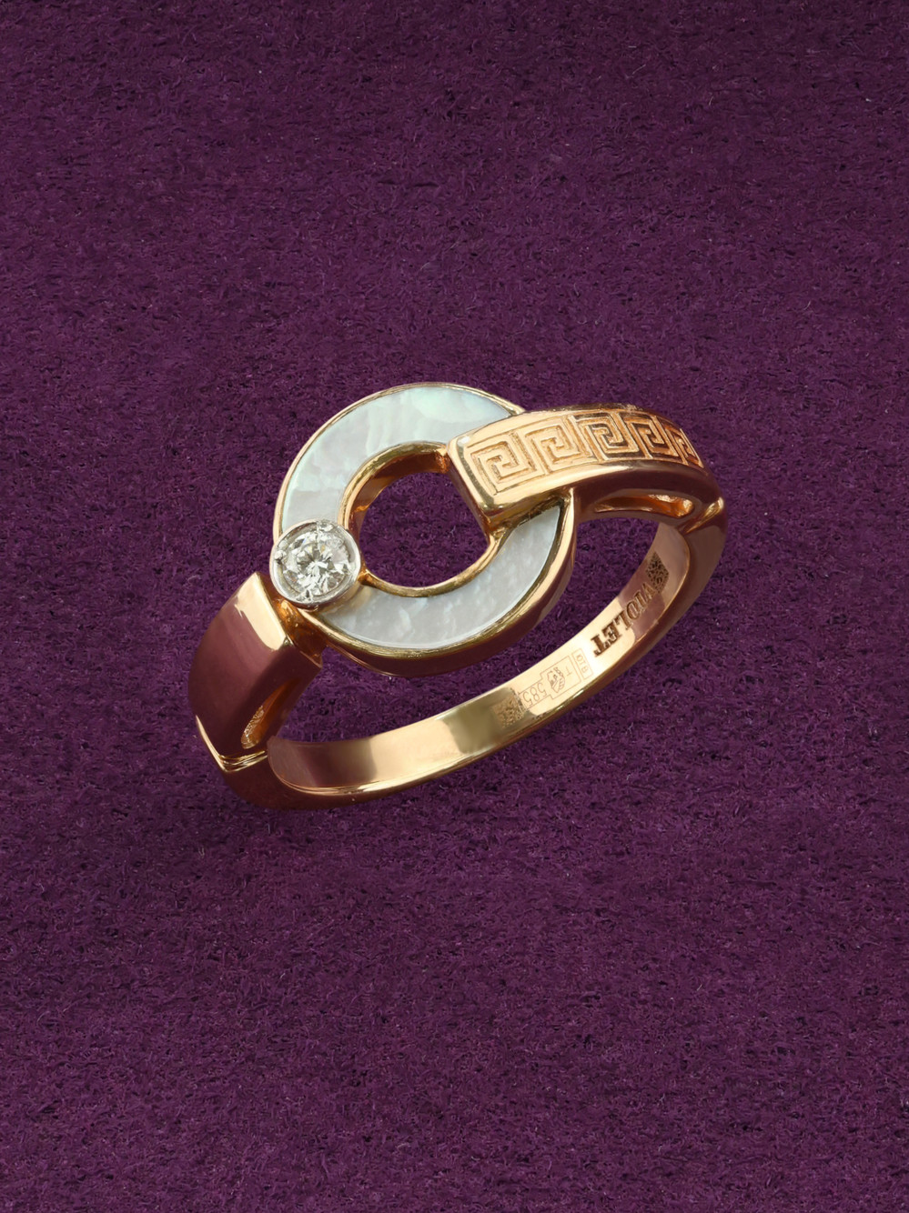 Кольцо из золота c бриллиантами и перламутром