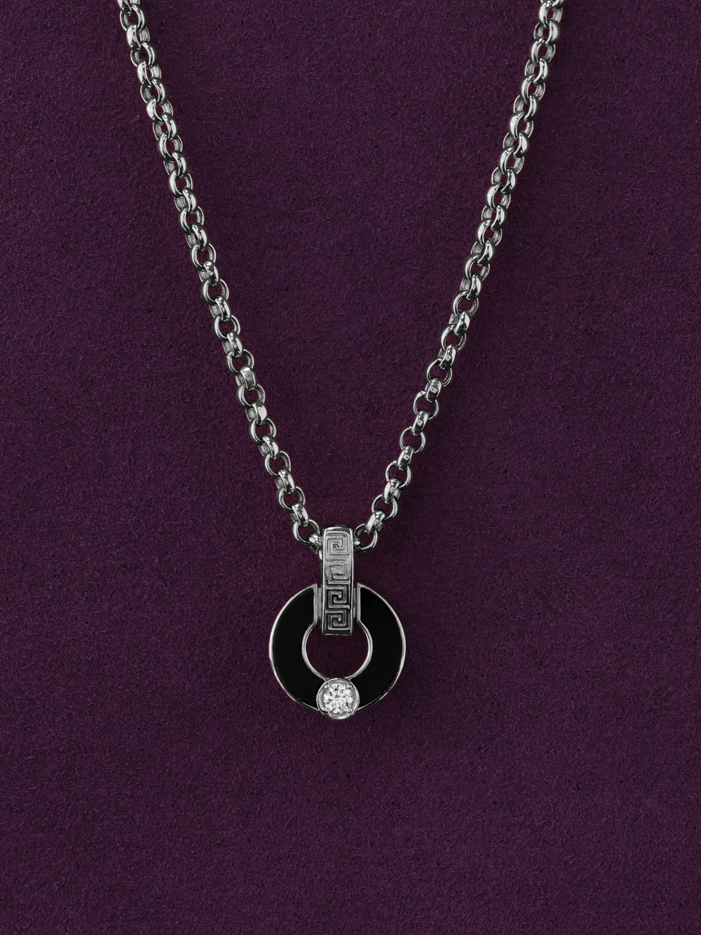 Колье из белого золота c бриллиантами и ониксом