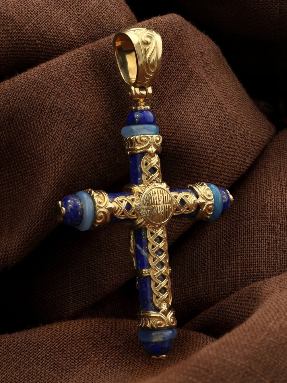 Крест из лимонного золота c агатом и лазуритом