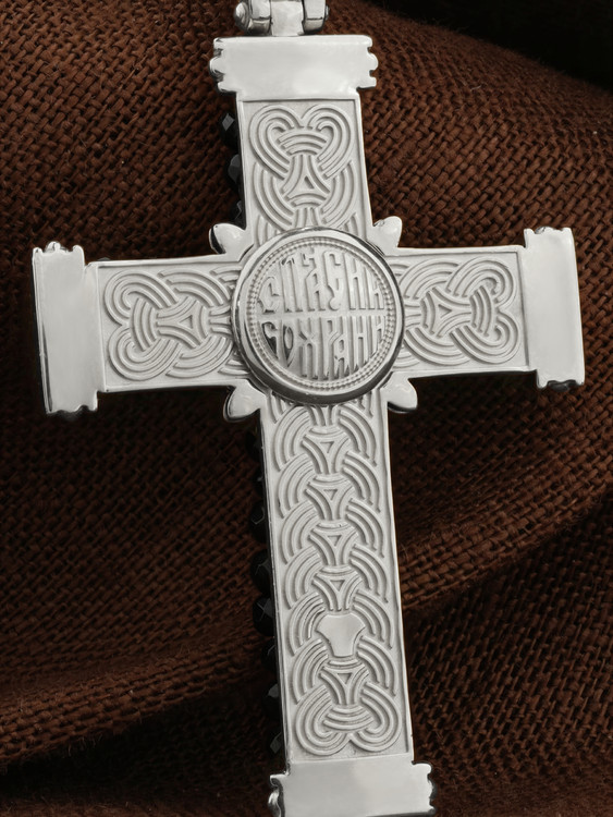 Крест из белого золота c ониксом