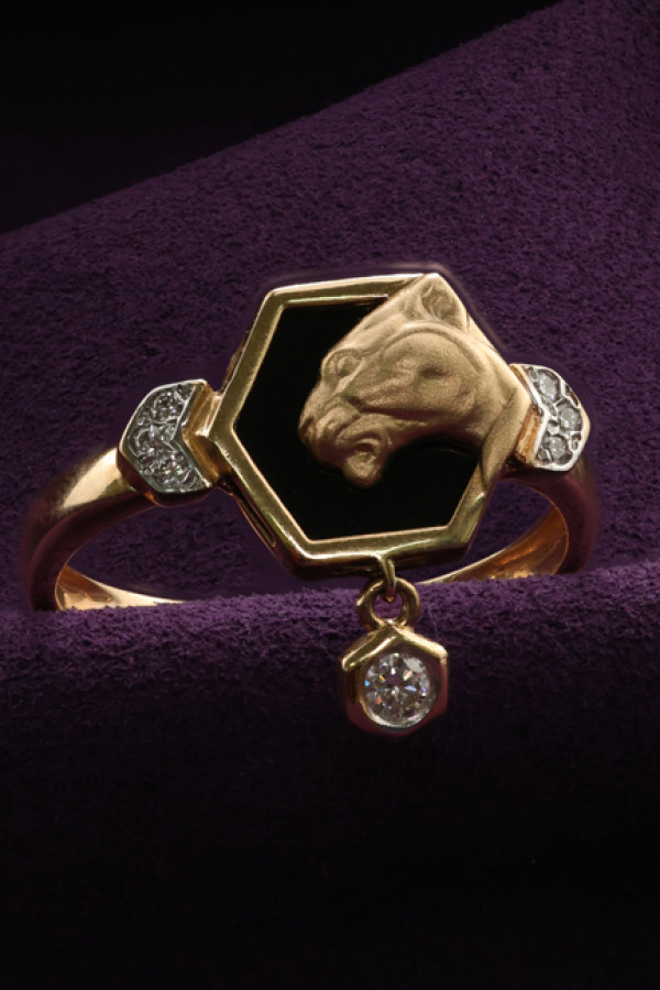 Кольцо из золота c бриллиантами и ониксом